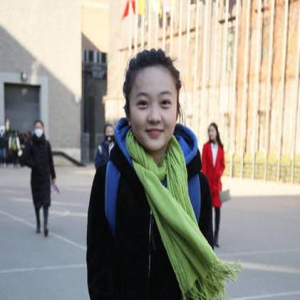 林妙可现身中戏艺考 自信满满气质超群