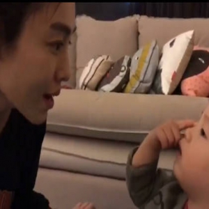 萌翻了！范玮琪爱子飞飞学双语 指着眼睛说“爱”