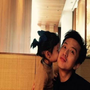 庆祝邓超38岁生日 孙俪拍照女儿献吻