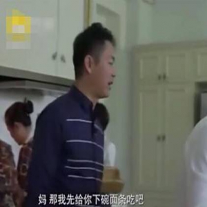 刘强东为母下长寿面 奶茶妹妹：在家都是他做饭