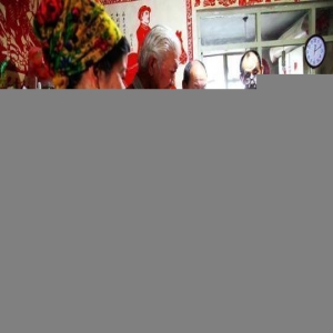 新疆昌吉一老人剪纸绝活吸引各族同胞前来“取经”