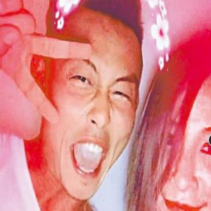 壕！萧亚轩豪派26万红包 与小男友情侣装现身