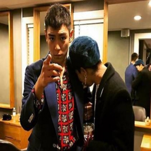 TOP崔胜铉入伍剃短发 GD难过哭