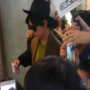 李易峰机场逗粉丝：过完年你们都胖好多