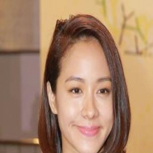 林嘉欣带一对女儿游日本 素颜坐公交车接地气