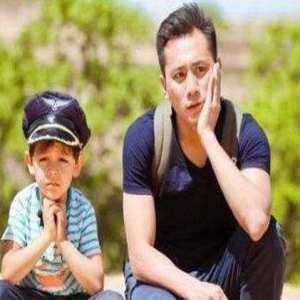 刘烨教儿子练中文字遭吐槽：字还没诺一好