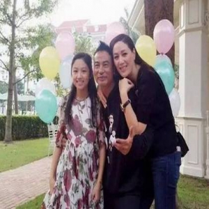 任达华为爱女按摩 妻子吃醋：好甜蜜