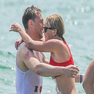 抖森帅气登杂志封面 谈霉霉：很了不起