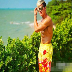 谢孟伟假日燃腹 网友大呼：“杰森斯坦嘎”