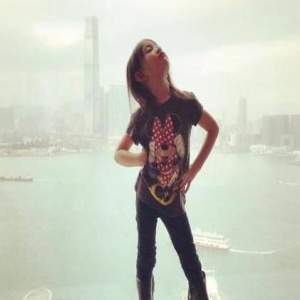 奥莉穿妈妈高跟鞋骄傲脸 从小就有超模范