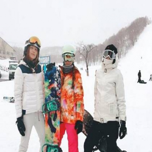 应采儿晒滑雪照 疑似破怀孕二胎传闻