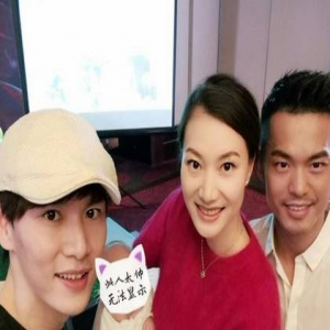 鲍春来参加林丹儿子百日宴 调侃比他爸白