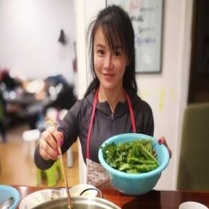 邹市明晒妻子下厨照 素颜的她和往日大不相同