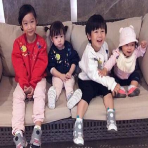 陈浩民娇妻晒四娃卖萌照 外貌相似如套娃