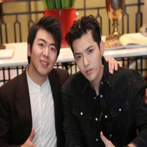 郎朗受邀出席格莱美 黑色西装帅气亮相