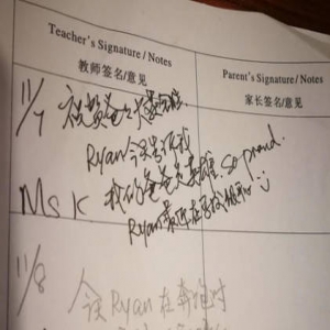 邹市明为儿子收拾书包 却被几行字感动