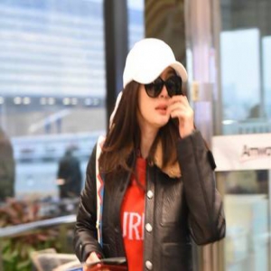 谁说不疼女儿！杨幂赶回香港陪小糯米开学