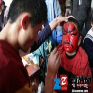 青海湟中：百年民俗社火中的“空中杂技”