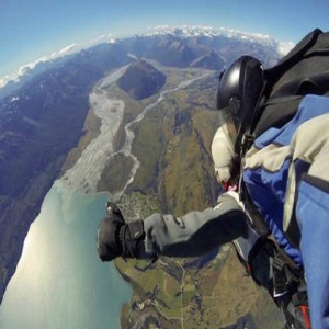 玩很大！52岁刘嘉玲玩高空跳伞超大胆