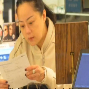 53岁章小蕙依旧火气十足 眼纹黑圆圈略显老态