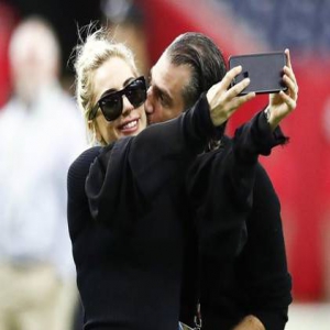 Gaga交往一名经纪人 二人亲吻拥抱被拍