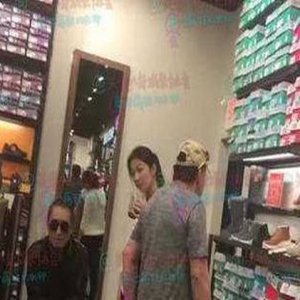 当作女儿疼！张艺谋美国耐心陪老婆购物