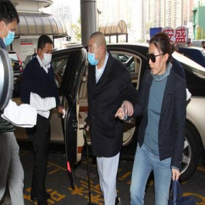 刘銮雄再次现身医院 刘太甘比当“人肉拐杖”