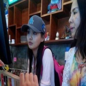 郑爽自家炸鸡店收银 打扫卫生获好评