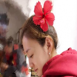 李小冉头戴大花竟不土？网瘾少女画风奇