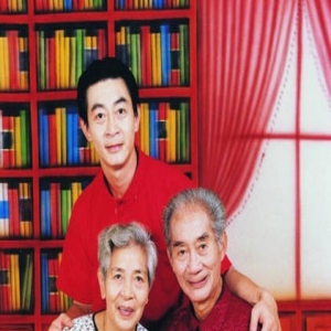 六小龄童发旧照悼念亲人 父子相像如一人