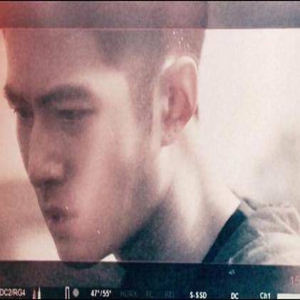 陈学冬剃头晒黑变糙汉 粉丝：完全认不出！