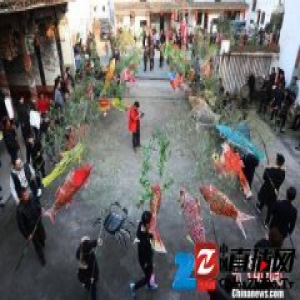 浙江浦江“虾兵鱼将”闹元宵 恍若置身水底世界