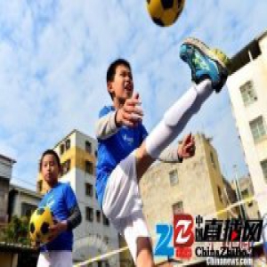 厦门举办第二届外来工子女双语足球公益训练营