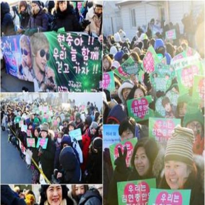 人气依旧高！金贤重退伍获千名粉丝迎接