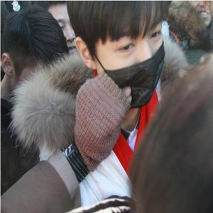 王俊凯艺考路上遇“咸猪手” 口罩被撕一脸无奈