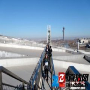 鸟巢冰雪定向跑开赛 选手跑至“顶美”走廊一览其全景