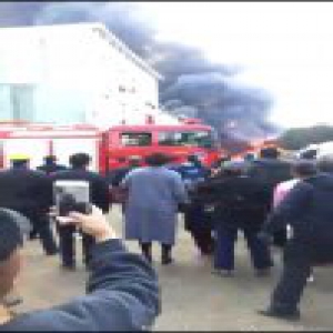 浙江宁波北仑甬港突发大火 现场浓烟滚滚