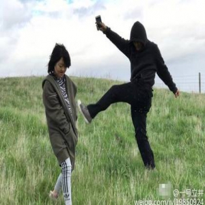 李亚鹏带李嫣出门旅行 草地上玩嗨女儿一脸嫌弃(图)