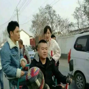 岳云鹏回老家参加表弟婚礼 骑三轮车笑开了花(图)