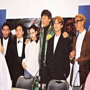 张震晒21年前旧照 小麦色皮肤+黄发撞脸梁家辉