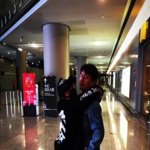 张一山情人节晒搞怪图 网友却问他“作业做完没”