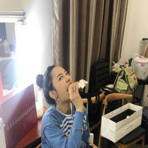 劳模！白百何情人节忙工作 片场大口啃肉夹馍