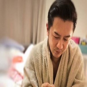 陈浩民情人节织毛衣 娇妻：送你两卷线