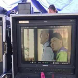 林峯情人节片场与导演亲密对戏 网友：这狗粮我吃