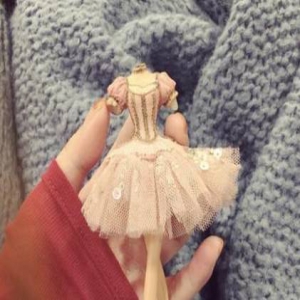 细思恐极！崔雪莉自拍手机上挂无身娃娃头