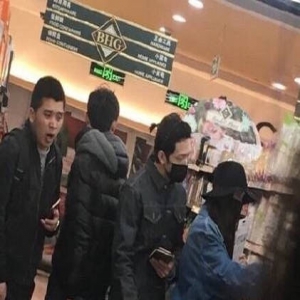 情人节井柏然携女友逛街 偶遇偷拍倪妮大方送祝福