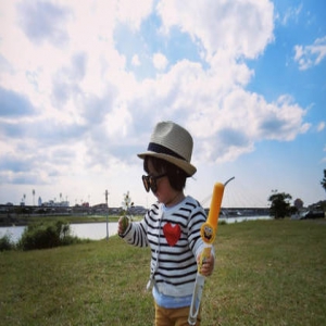 欧弟娇妻带女儿游玩 JoJo戴墨镜变酷girl