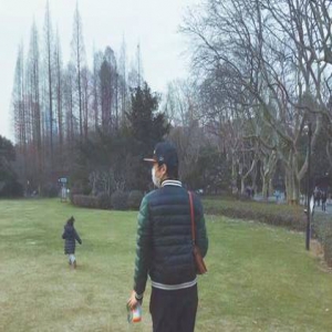 孙俪一家携女儿出游 吐槽：邓超像个大妈