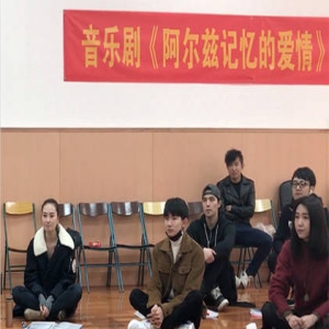 源式乖巧！王源向韩红取经学习