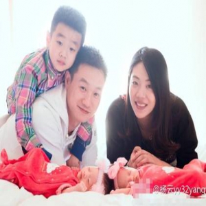 杨威双胞胎满月 晒一家五口合照